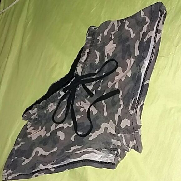 Army camouflage shorts - Picture 1 of 3
